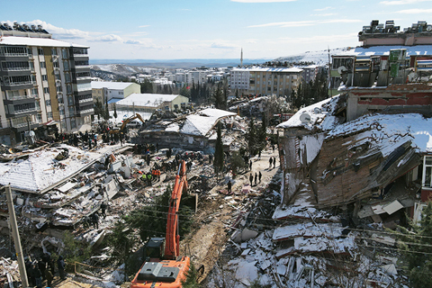 ◎ 二月八日,在土耳其阿德亞曼省貝斯尼,救援人員在地震廢墟搜救(無人機照片)。(新華社)