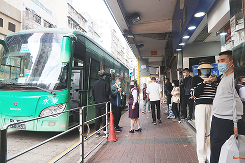 ◎ 二月十日,香港油麻地一跨境巴士站,有旅客乘坐跨境巴士前往廣東。香港與內地於早前全面「開關」,跨境巴士服務也隨之復甦。(香港中通社記者 許其皓攝)