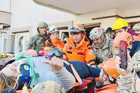 ◎ 土耳其時間二月九日下午一點三十分,中國公羊救援隊聯合土耳其陸軍城搜隊在貝倫鎮一處民房成功救援一戶家庭,該家庭共五名人員,包括二名成人和三個孩子。圖為當日,中國公羊救援隊在土耳其貝倫鎮開展救援行動。(新華社發公羊救援隊供圖)