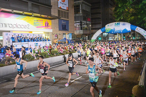 ◎ 二月十二日,第二十五屆渣打香港馬拉松開跑,名額由上屆的一點八五萬人增至三點七萬人,並有本地跑手與海外精英參與,一同在這項國際盛事中共創佳績,是香港復常後最大型體育賽事。圖為馬拉松全馬賽事在尖沙咀起跑。(中新社記者 陳永諾 攝)