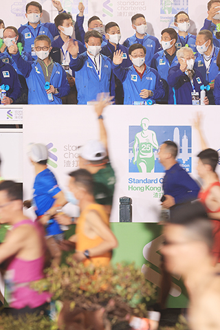 ◎ 第二十五屆渣打香港馬拉松二月十二日早晨開跑,此次賽事參賽名額由二點五萬個增至三點七萬個,設有全馬馬拉松、半馬拉松和十公里三個距離組別。圖為香港特區行政長官李家超(前排右二)等嘉賓主禮起步儀式,並為參賽選手加油。(香港中通社記者 許其皓 攝)