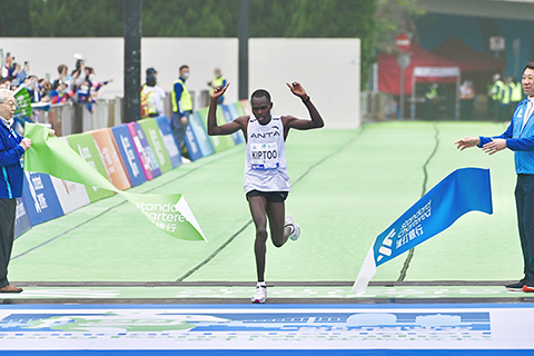 ◎ 二月十二日,香港舉行第二十五屆渣打香港馬拉松賽事,共吸引三點七萬名跑手參與。當中,馬拉松挑戰組(全馬)賽事,由肯尼亞跑手基卓巴(Philimon Kiptoo Kipchumba)以二小時十分四十七秒完成賽事奪得男子組冠軍。圖為馬拉松全馬賽事男子組冠軍基卓巴衝線。(中新社記者 李志華 攝)