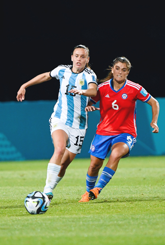 ◎ 昨日在新西蘭進行的女足友賽,阿根廷四比0大勝紅衣智利。(新華社)