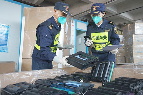 ◎ 灣仔海關全力保障貨物進出口高峰通關順暢。