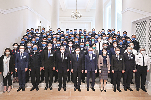 ◎ 二月二十日,香港特區行政長官李家超在禮賓府宴請香港特別行政區救援隊。圖為李家超、署理政務司司長卓永興等與特區救援隊成員合照。(香港中通社)