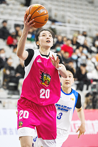 ◎ 二月二十一日,山西竹葉青酒隊球員翟若雲(左)在比賽中上籃。山西竹葉青酒隊以七十二比六十四戰勝山東高速隊。(新華社記者 連振 攝)