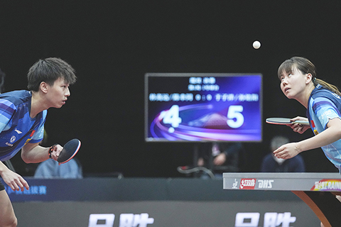 ◎ 二月二十一日,林高遠/陳幸同(右)在比賽中。在北京舉行的中國乒乓球隊「直通德班」世乒賽選拔賽混雙決賽中,林高遠/陳幸同以三比一戰勝于子洋/孫銘陽,獲得冠軍。(新華社記者 彭子洋攝)