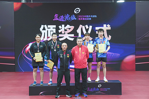 ◎ 二月二十一日,林高遠(右一)/陳幸同(右二)、于子洋(左二)/孫銘陽(左一)和中國乒乓球隊總教練李隼(右三)、中國乒乓球隊混雙組長蕭戰在頒獎儀式上。林高遠/陳幸同以三比一戰勝于子洋/孫銘陽,獲得冠軍。(新華社記者 彭子洋攝)