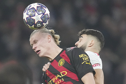 ◎ 近期陰沉不定的夏蘭特(前)是役未建寸功,頗令球迷不樂。指他初到曼城時額頭入球,今卻久無建樹實令人失望。(美聯社)