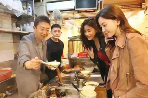 ◎ (圖右至左) 于文文、張天愛、陳偉鴻探尋家常風味。