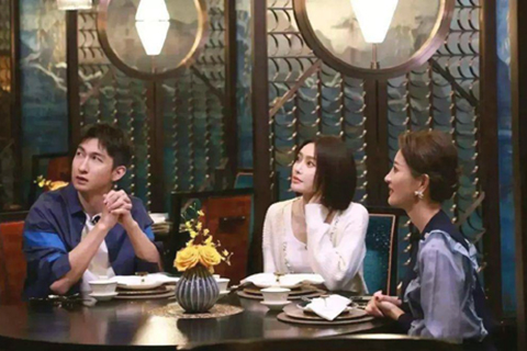 ◎ (圖右至左)謝穎穎、秦嵐、武大靖感受雅致餐廳中的古法韻味。