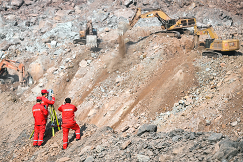 ◎ 二月廿四日,救援人員使用邊坡雷達監測事故現場。廿二日十三時許,內蒙古自治區阿拉善盟阿拉善左旗新井煤業有限公司露天煤礦發生大面積坍塌。目前,救援人員正在事故現場全力開展救援工作。(新華社記者 連振攝)
