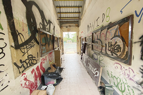 通出操場的走廊。