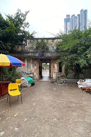 學校後門的空地。