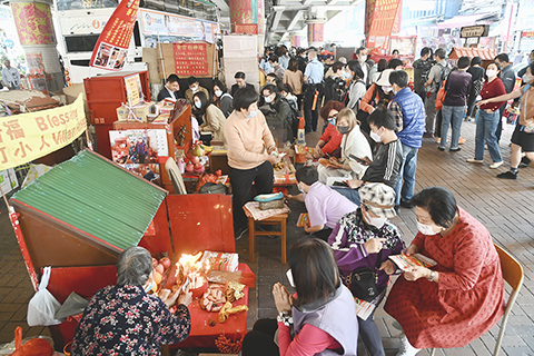 ◎ 三月六日是二十四節氣中的驚蟄,這也是香港全面復常後的首個驚蟄。當天,眾多市民和遊客到銅鑼灣鵝頸橋「打小人」。去年驚蟄,受新冠疫情影響,為防止人員聚集,鵝頸橋「打小人」被禁止。(中新社記者 李志華攝)
