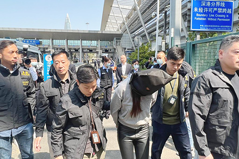 ◎ 香港警方三月七日在深圳灣口岸接收由內地執法機關送回的一名與大埔碎屍案有關的女疑犯。該名二十九歲香港女疑犯涉嫌協助罪犯,其後潛逃內地。(中新社發 香港警務處 供圖)
