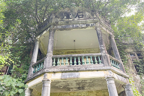 山牆上灰塑上「石廬」兩個字。