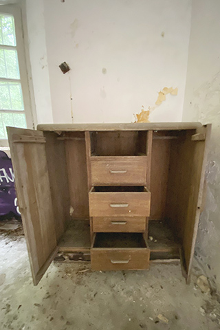 據說這個櫃子會自己動起來。