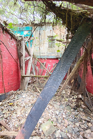 紅房子只剩下四面牆。