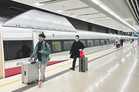 ◎ 三月十一日,高鐵香港段由十一日起分階段恢復廣東省長途列車服務,包括潮汕、肇慶東等站點,市民選乘有關線路的長途車。(香港中通社記者 謝光磊 攝)