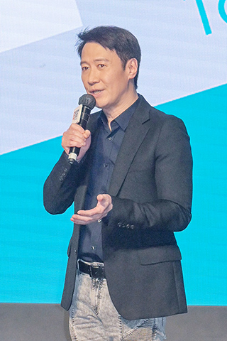 ◎ 三月十三日,二0二三年度香港影視娛樂博覽在香港會議展覽中心舉行啟動儀式。該博覽從三月十三日至十六日舉行,涵蓋香港國際影視展及亞洲影視娛樂論壇等活動,展覽匯聚逾七百家參展商。圖為香港藝人黎明出席啟動儀式。(中新社記者 陳永諾 攝)