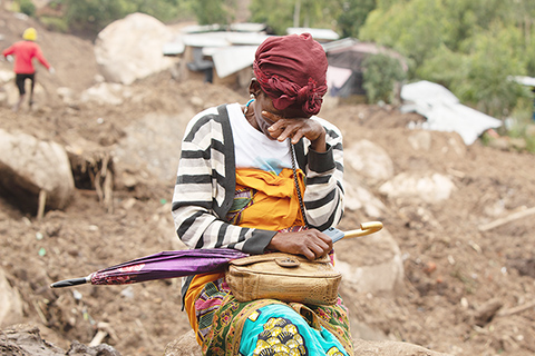 　◎ 圖為三月十七日，一名女子在馬拉維布蘭太爾泥石流受災地區哭泣。（新華社）