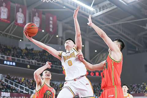 ◎ 三月二十二日,山西汾酒股份隊球員張寧(白)在比賽中上籃。(中新社記者 韋亮 攝)
