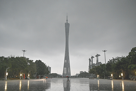 ◎ 三月二十四日,受強對流天氣影響,中國廣東省內的廣州市等多地出現暴雨、冰雹天氣。圖為廣州塔上空烏雲密佈。(香港中通社圖片)