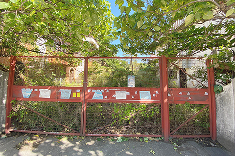 這裡當年應該是停車場入口。