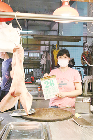 檔主有備而來,為攝影人拿出當天的日曆。