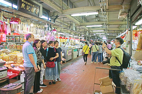 城友相約某個檔口留影。