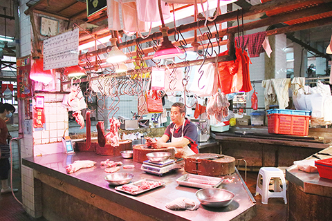 肉檔檔主清閒地任你拍照留影。