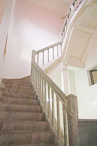 二樓樓梯典雅。