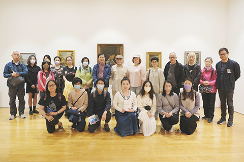 ◎ 策展人吳方洲與參展藝術家暢談當年習畫經歷。