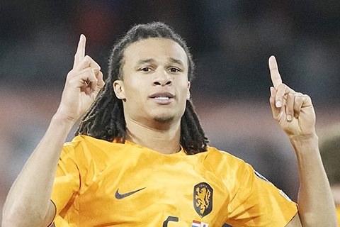 ◎ 荷蘭後衛尼敦阿基二破直布羅佗大門。(美聯社)