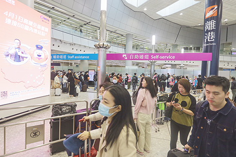 ◎ 四月一日,廣深港高鐵香港段跨省長途列車服務全面開通,旅客可直達北京、長沙、杭州、上海及武漢等地,每日列車班次增加至一百六十四班,大致回復至疫情前水平。圖為旅客在香港西九龍高鐵站準備乘搭高鐵出行。(中新社記者 陳永諾 攝)