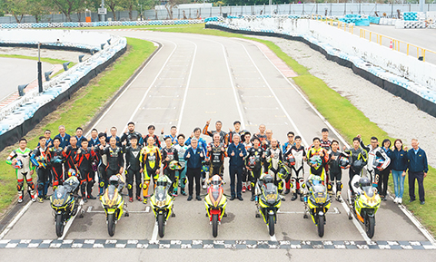 ◎ 嘉賓與電單車手合照。