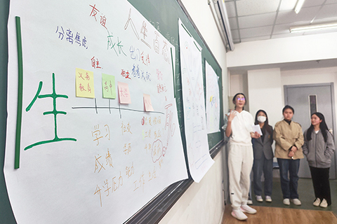 ◎ 三月三十日,在首都師範大學初等教育學院的「生命教育」公選課上,大學生圍繞清明節開展研討。(新華社記者趙琬微 攝)