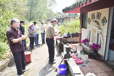 ◎ 四月五日,台灣民眾準備佳餚到墓園或靈骨塔掃墓,祭祀祖先。清明掃墓是中國固有的民間習俗,掃墓民眾準備佳餚、鮮花、素果,扶老攜幼向已故的親人致祭,表達心中的懷念與感謝,並祈求祖先保佑後代子孫幸福快樂。(香港中通社圖片)