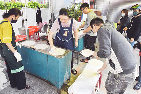 ◎ 很多人都知道清明節要吃「潤餅」,在返鄉掃墓,慎終追遠、飲水思源的同時,也會遵循習俗吃潤餅。據史料記載吃潤餅的習俗與典故是源自人民為紀念春秋時晉國一位清廉忠貞的官吏介子推,便在清明節的前兩天嚴禁菸火,因此只吃冷粥乾餅,即所謂的「寒食」,到後來就演變如今吃潤餅的習俗。「潤餅」是潤餅皮包著滿滿配料。圖為民眾排隊購買「潤餅」皮。(香港中通社圖片)
