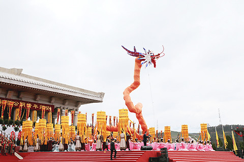 ◎ 四月五日,癸卯(二0二三)年清明公祭軒轅黃帝典禮在陝西省延安市黃陵縣舉行。圖為典禮現場表演的「龍飛中華」。(中新社記者 張遠 攝)