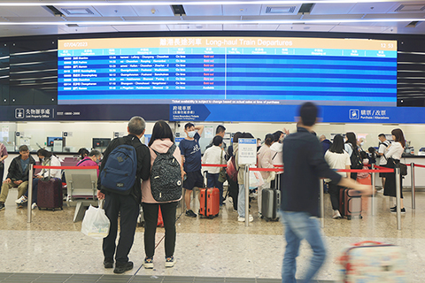 ◎ 四月七日是香港復活節假期首日,高鐵西九龍站人頭攢動,客流順暢。(香港中通社記者 許其皓 攝)