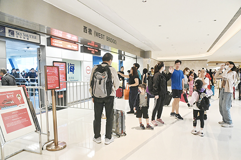 ◎ 四月七日,香港復活節假期首天,大批市民前往澳門旅遊。據了解,截至上午十時,香港各個口岸共逾十四點五萬人出境。圖為香港市民前往澳門旅遊。(中新社記者 李志華 攝)