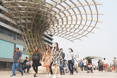 ◎ 四月七日是香港復活節假期首日,尖沙咀一帶遊人如織。(香港中通社記者 許其皓 攝)