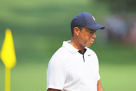 ◎ 四月七日,美國高球大師賽首輪,美國選手(綽號老虎)活士稱因受舊傷困擾,致遺憾未能打出低捍數。(美聯社)