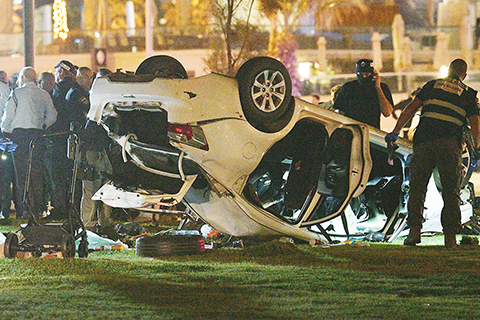 ◎ 據以色列警方和急救組織消息,該國海濱城市特拉維夫四月七日晚發生駕車撞人事件,肇事者被警察開槍打死。圖為當日,安全人員在特拉維夫駕車撞人事件現場工作。(新華社/基尼圖片社)