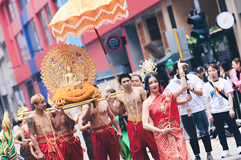 ◎ 二0二三年香港潑水節多個活動項目在香港荔枝角D2Place舉行,包括潑水節嘉年華、激FUN水戰派對、「翟道翟」式巿集、泰國傳統舞蹈表演、祈福儀式、傳統泰國服飾試穿等,氣氛熱鬧非凡。(香港中通社記者 曹文毓攝)