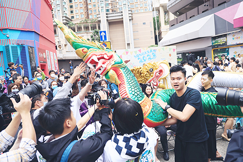 ◎ 四月九日,香港潑水節嘉年華、激FUN水戰派對等項目舉行,此外,系列活動包括「翟道翟」式市集、泰國傳統舞蹈表演、祈福儀式等、為前來的觀眾帶來泰國節慶熾熱氣氛。(香港中通社記者 曹文毓攝)