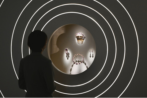 ◎ 四月十一日,香港故宮文化博物館特別展覽「百樣玲瓏──卡地亞與女性」舉行開幕典禮,展出從十九世紀至今約三百件卡地亞藝術珍品,包括珠寶、鐘錶、珍寶、配飾及文獻,包括來自劉嘉玲、林青霞與何超瓊等女性的珍藏。(中新社記者 李志華 攝)