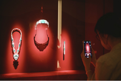 ◎ 四月十一日,香港故宮文化博物館特別展覽「百樣玲瓏──卡地亞與女性」舉行開幕典禮,展出從十九世紀至今約三百件卡地亞藝術珍品,讓觀眾了解由古至今女性與珠寶之間的密切關係和精彩故事。該展覽將於四月十四日正式向公眾開放。圖為女企業家何超瓊的卡地亞藏品。(中新社記者 李志華 攝)